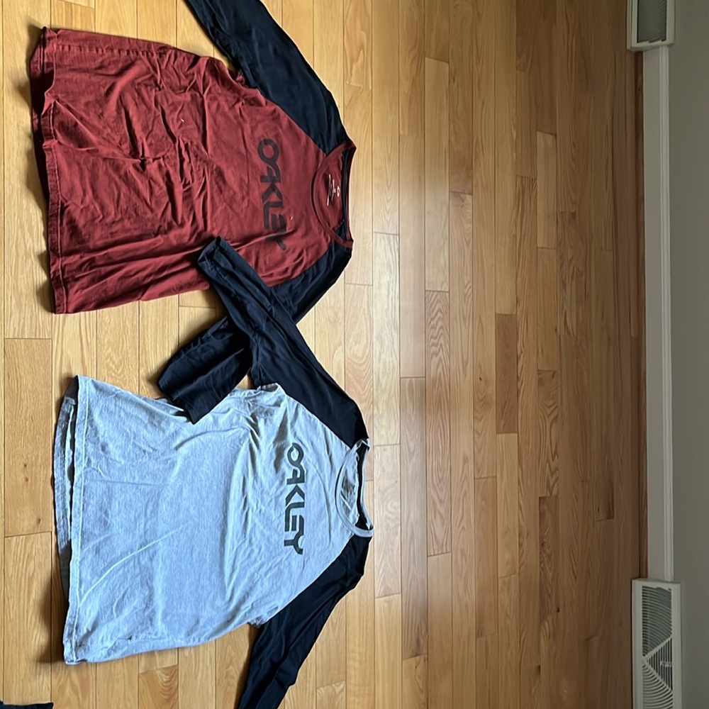 Men’s Oakley long sleeve tee shirt